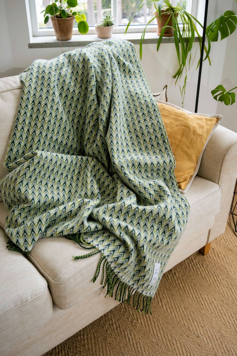 Amai wool throw green