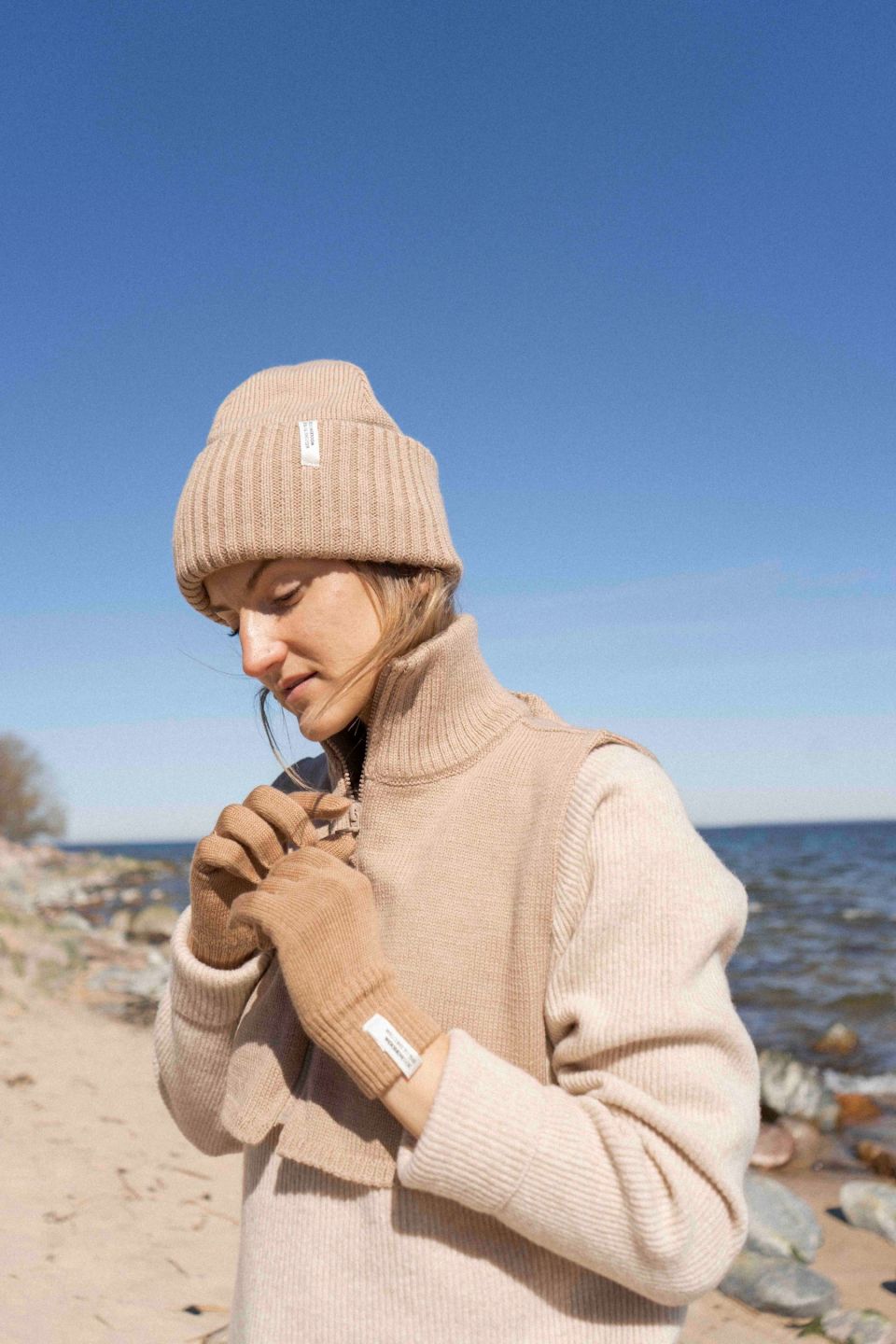 Ami merino full-zip bib beige