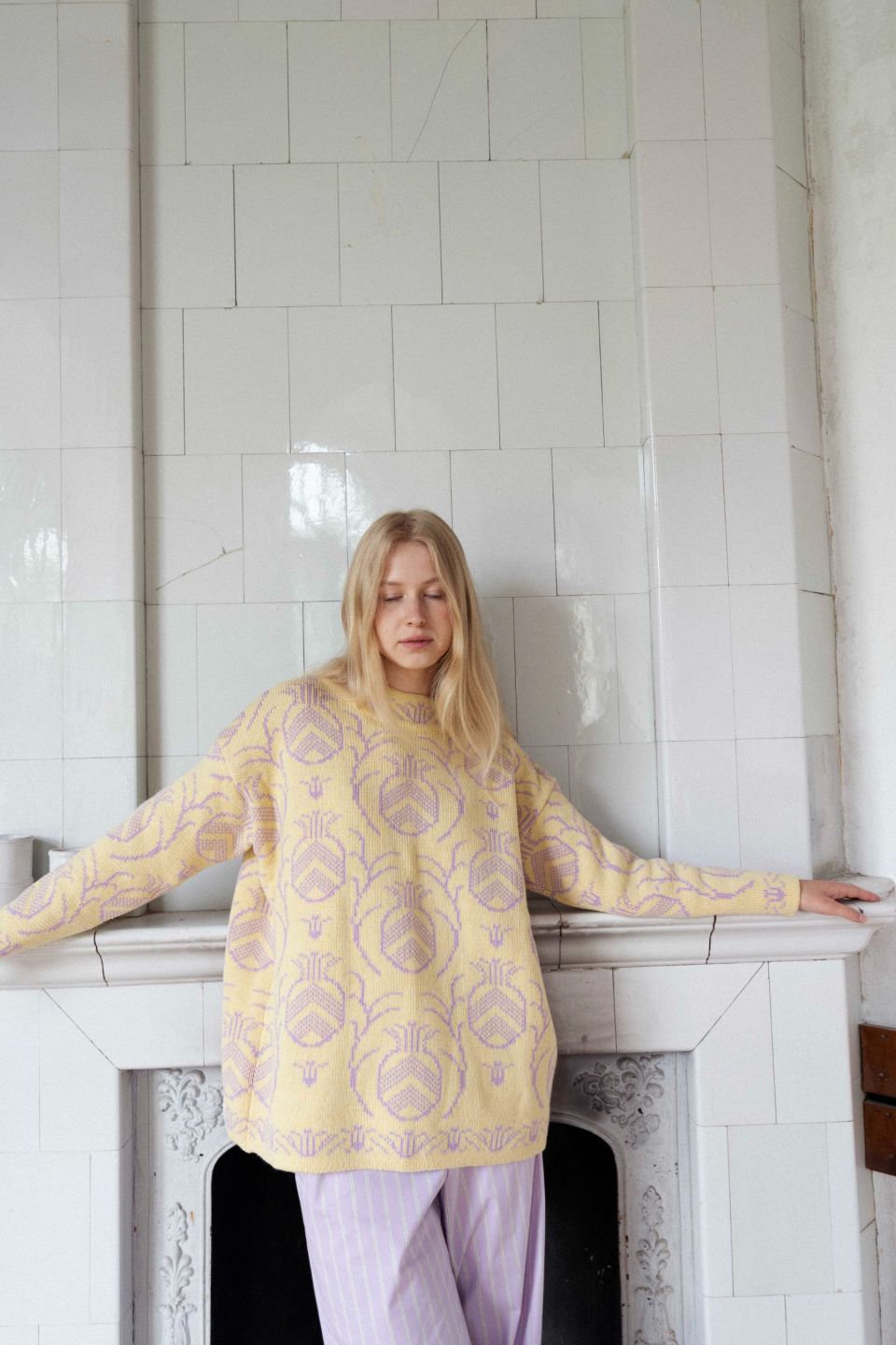 Reversible heavy knit pineapple sweater violet