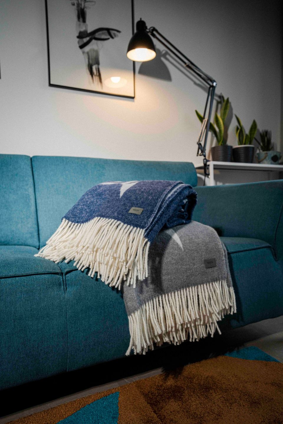 Swallow throw blue/white