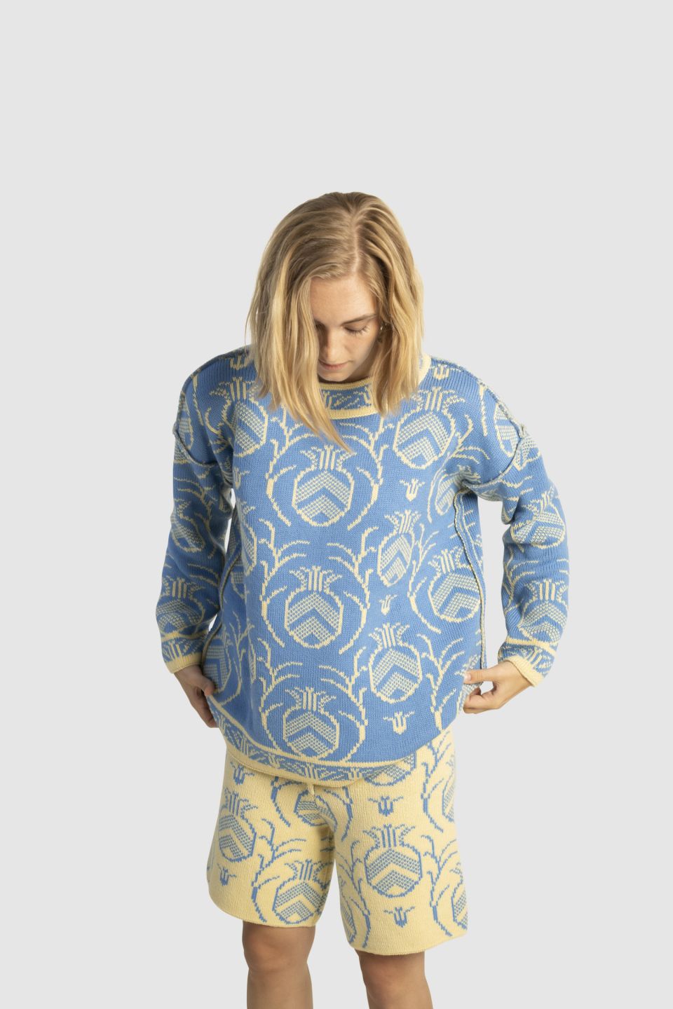 Reversible heavy knit pineapple sweater yellow