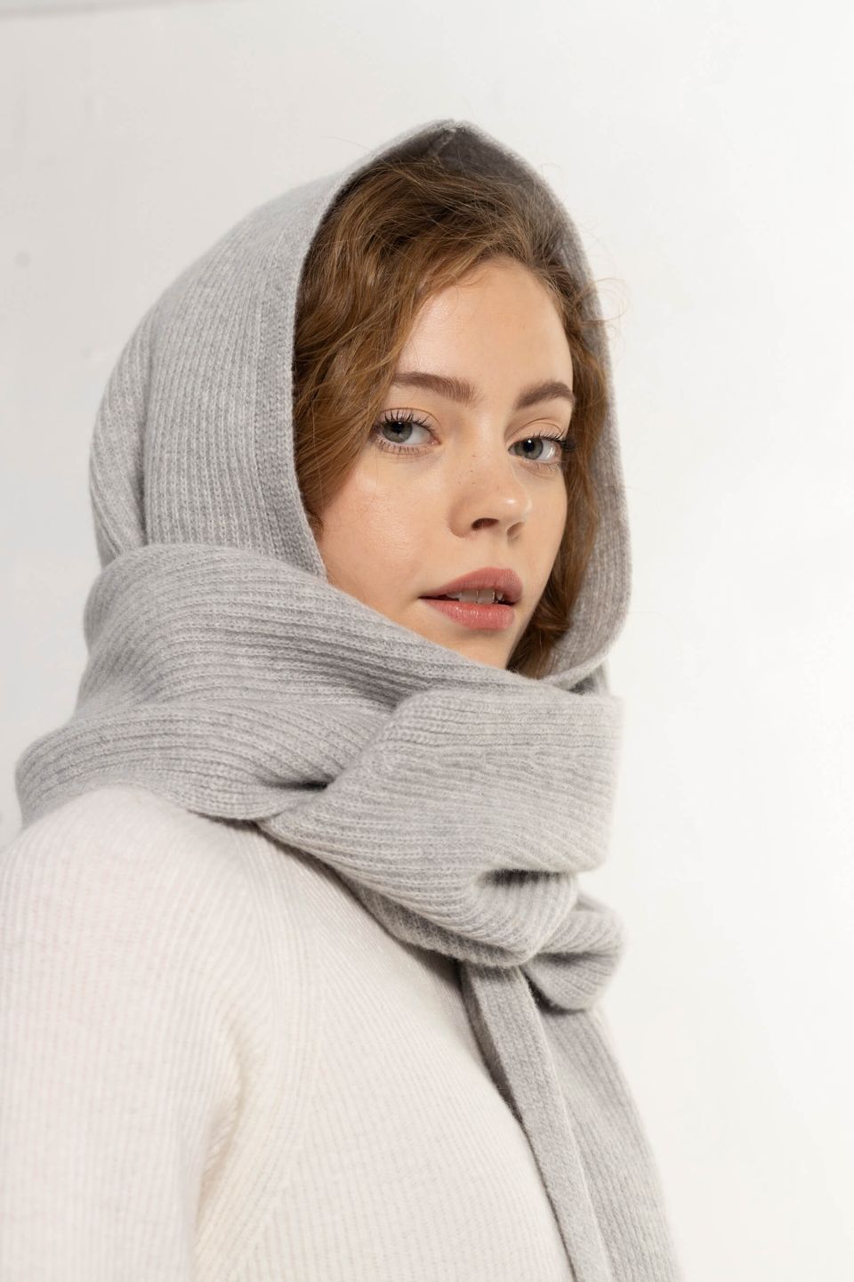 Trude merino hood scarf grey