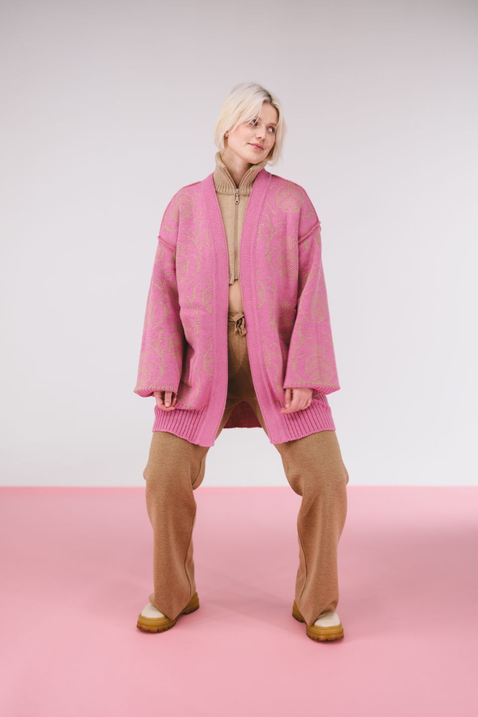 Reversible heavy knit pineapple cardigan beige