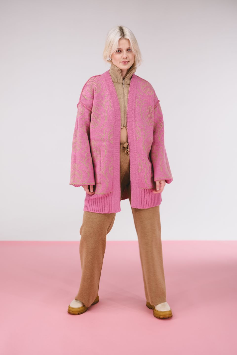 Reversible heavy knit pineapple cardigan beige